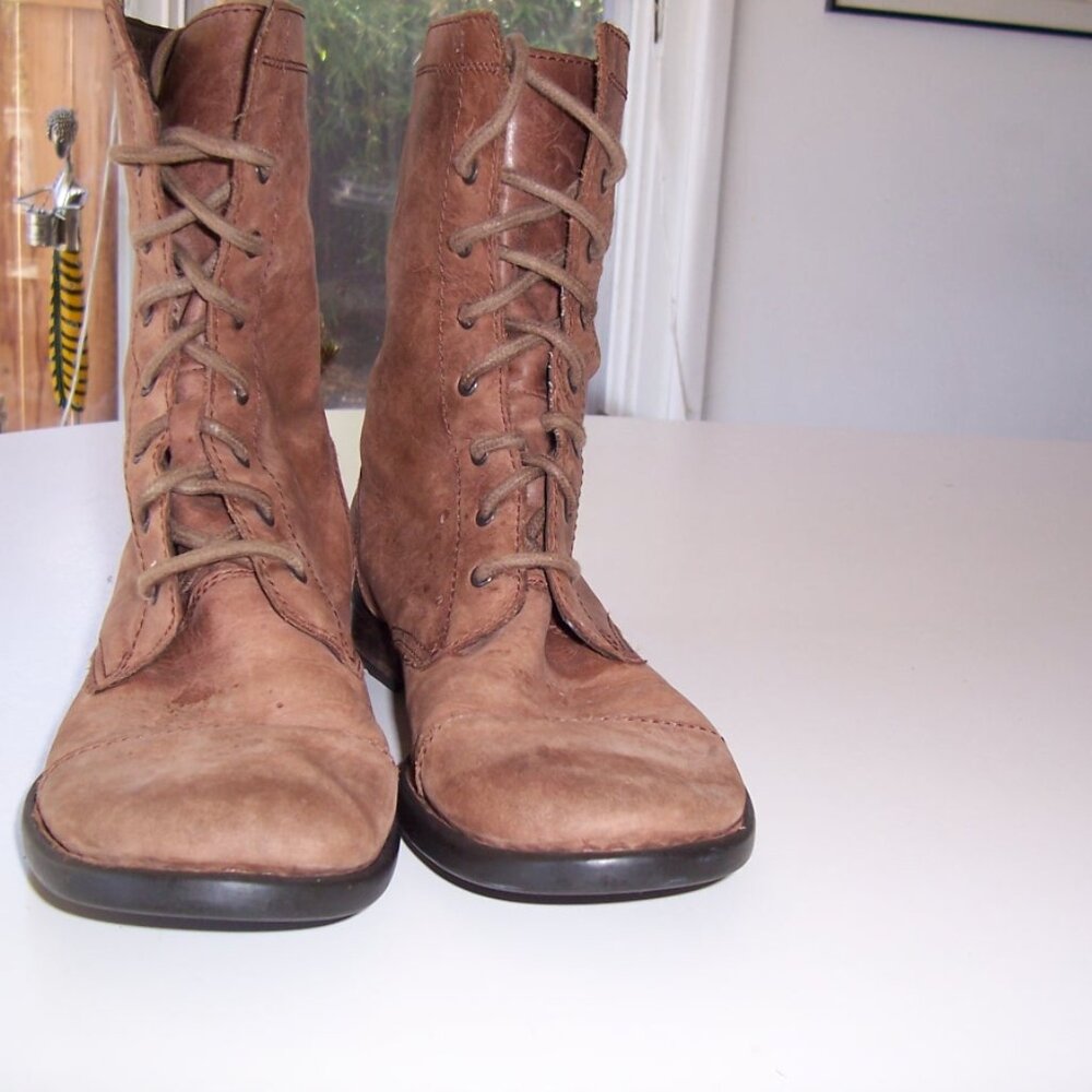 Born Lace Up Boots with Distressed Leather and Suede Size 7.5